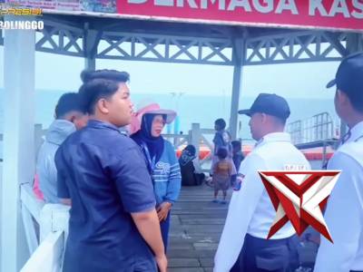 Sat Pamobvit Polres Probolinggo melaksanakan pelayanan dan patroli wisata di Pantai Bentar