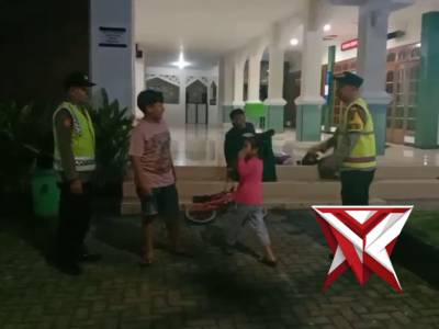 Polsek ngariboyo patroli jelang sholat tarawih
