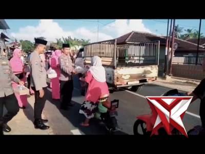 Berbagi takjil Polsek Gapura
