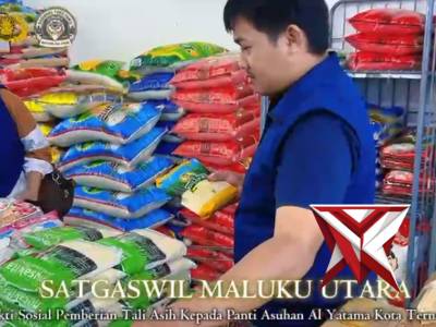 DENSUS 88 AT POLRI BAGIKAN BANTUAN KEPADA PANTI ASUHAN AL-YATAMA KOTA TERNATE