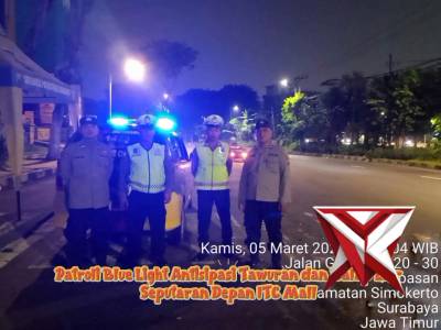Polsek Simokerto Patroli Blue Light Antisipasi Tawuran dan Balap Liar