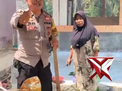 Personil Polsek kubu membantu masyarakat di wilayah hukum Polsek kubu
