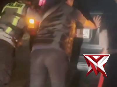 Momen sigap saat personel Polsek Merapi Polres Lahat Polda Sumsel membantu evakuasi kendaraan pemudi