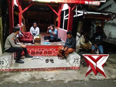 Anggota Polsek Klakah melaksanakan patroli di malam hari