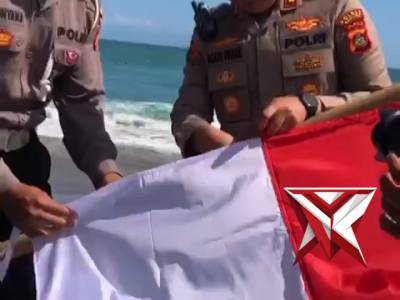 Pengibaran Bendara Merah Putih Dalam Rangka Hut RI ke 80 di Pantai Batu Bolong