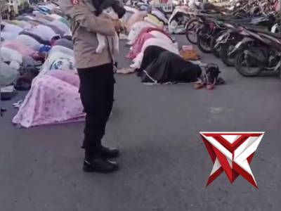 Viral Polisi Gendong Bayi Saat Salat Idul fitri, Bikin Haru Netizen