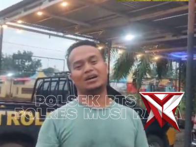 Polri membantu Pemudik yang mengalami pecah ban saat melintas di Jalan Provinsi Pali Musi Rawas.