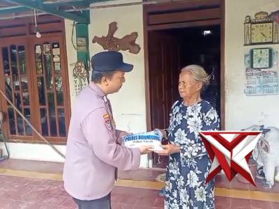 Bhabinkamtibmas Polsek Kanor menyalurkan zakat fitrah ke warga masyarakat