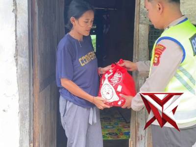 Kanit Binmas Polsek Karang Jaya Aipda Afrizal melaksanakan Giat Jum'at Berkah - PoliceTube