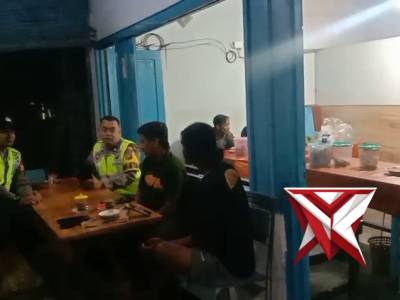 Polsek ngariboyo pembinaan kamtibmas dialogis dengan pemuda di warung desa bangsri