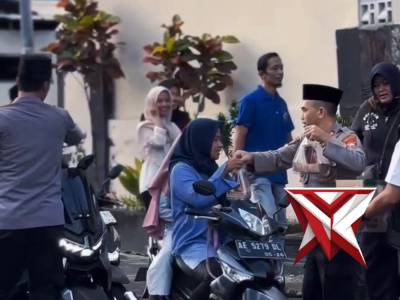 Unit Reskrim Polsek Parang Polres Magetan Polda Jawa Timur Berbagi Takjil