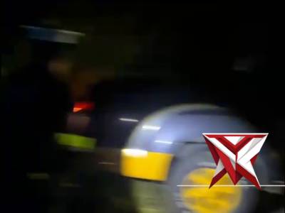 Memberikan pertolongan kepada mobil pemudik yang terperosok ke bahu jalan