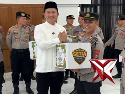Polres Magetan melaksanakan kegiatan bagi takjil kepada masyarakat sekaligus pemberian paket Lebaran
