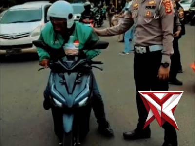 Berbagi takjil sat Lantas Polres metro - PoliceTube