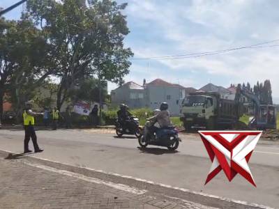 Gatur lalin di jln raya ngadilangkung pengurukan tanah  untuk bangunan  koperasi merah putih