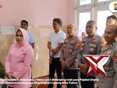 Kapolresta Tidore dan Ketua Bhayangkari Cabang Kota Tidore Jenguk Personel yang Sakit di RSUD Tidore