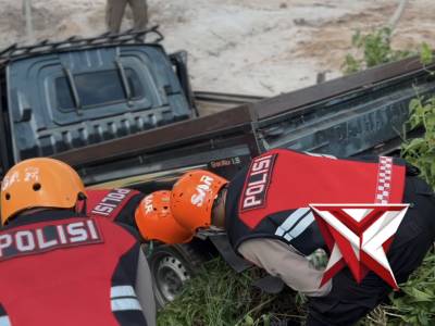 Ditsamapta Polda Kalteng Gerak Cepat dalam Mengevakuasi Mobil Terperosok