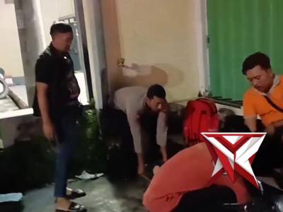 Kapolsek Ponorogo bersama anggota sigap membantu korban kecelakaan lalu lintas sebagai bentuk pelaya