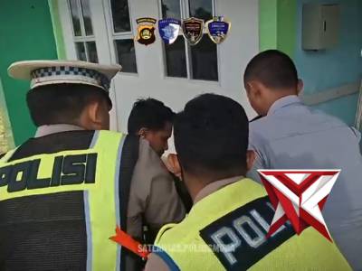 *09. Polisi membantu korban laka lantas