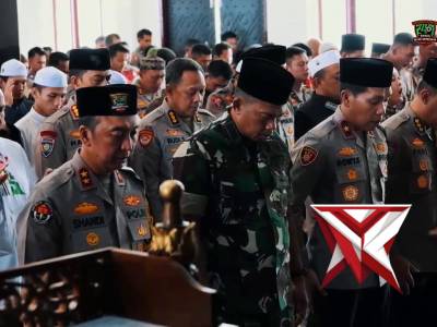 Momen Khusyuk Kapolda Sumsel & UAS di Masjid Assa&rsquo;adah Polda Sumatera Selatan