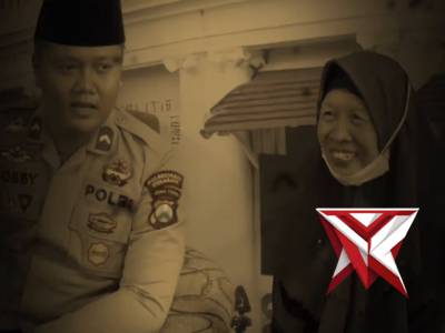 Anggota Pospam Wonocolo Antar Nenek ke Rumah Saudara - PoliceTube