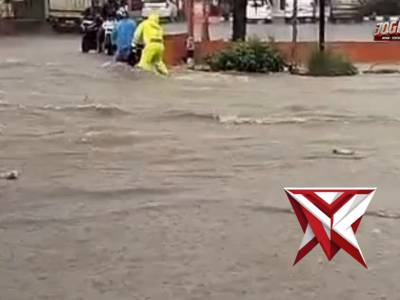 Personil Polsek Ngoro giat pengaturan dan membantu warga yang terjebak akibat luapan air sungai afur - PoliceTube