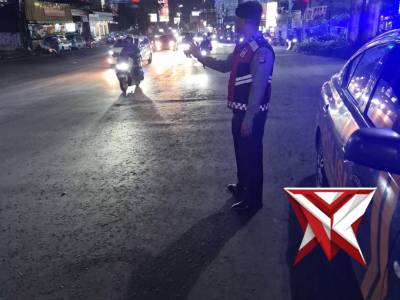 QR POLSEK SUKASARI POLRESTABES BANDUNG LAKUKAN GIAT RUTIN YANMAS MALAM BANDUNG LAUTAN BIRU - PoliceTube