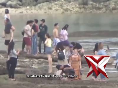 DILARANGAN KERAS WISATAWAN BERENANG DI TEPI PANTAI SAMUDRA HINDIA
