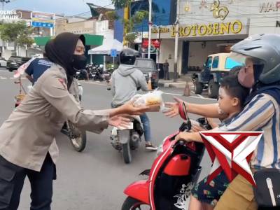 Berbagi Takjil Personil Polsek Nganjuk Kota di Jl. A. Yani Nganjuk