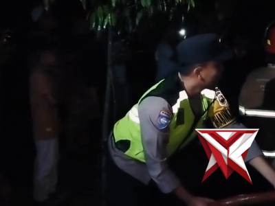 Bhabinkamtibmas Polres Batang Bantu Pemadaman Kebakaran Rumah, - PoliceTube