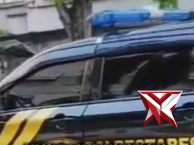 Polsek Wonokromo Bagikan Takjil Untuk Masyarakat