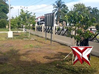 Proses pemotongan rambut halaman mapolsek wanaraya