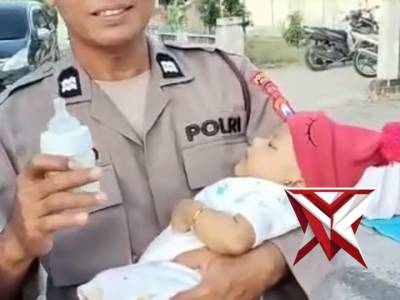 Polres Ngawi melalui Polsek Kedunggalar memberikan pertolongan dengan memberikan bantuan menggendong