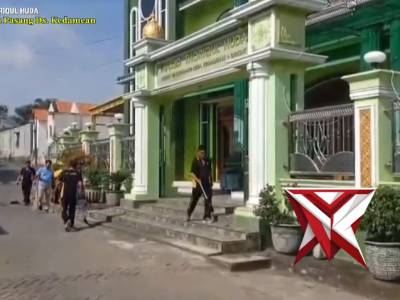 Giat Jumat bersih Polsek  Kedamean di Masjid Thoriqul Huda Dusun Watupasang Desa Kedamean