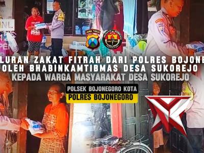 Bhabinkamtibmas Desa Sukorejo Salurkan Zakat Fitrah dari Polres Bojonegoro kepada Warga