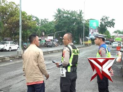 Polres OKI Hadir 
Pembersihan lingkungan & Penambalan Jalan Berlubang