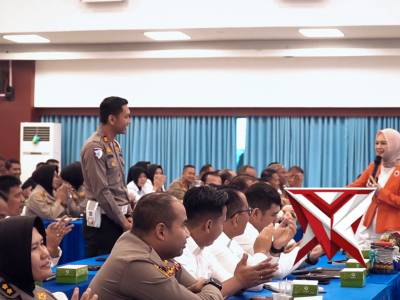 Kapolda Riau menutup kegiatan pelatihan Public Speaking Polda Riau Tahun Anggaran 2025