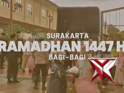 Satbrimob Polda Jateng Surakarta Bagi-Bagi Takjil Untuk Masyarakat Yg Melintas Depan Mako