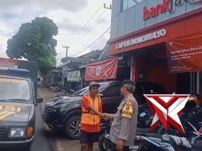 PATROLI SIANG POLSEK DONOMULYO SAMPAIKAN PESAN KAMTIBMAS KEPADA PETUGAS PARKIR BANK JATIM - PoliceTube