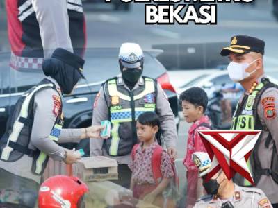 Kapolrestro Bekasi Turun Yanmas, Tertibkan Arus Pagi dan Bagikan Susu untuk Pelajar di TL Jurong