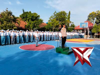 Kapolsek Gondang dan Anggota menjadi pembina upacara di sekolah-sekolah Wil Kec.Gondang-Nganjuk