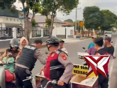 ANGGOTA SAT SAMAPTA POLRES OKI MELAKUKAN JUMAT BERBAGI GRATIS