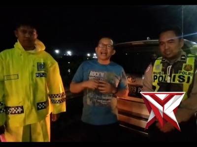 RESPON CEPAT POLRES NGAWI BANTU WARGA YANG MENGALAMI PECAH BAN