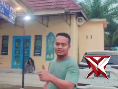 Membantu warga pecah ban ditengah hutan