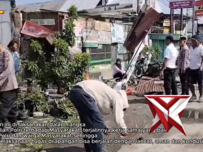 Polsek Geneng melaksanakan giat tanggap bencana akibat hujan deras yang disertai angin