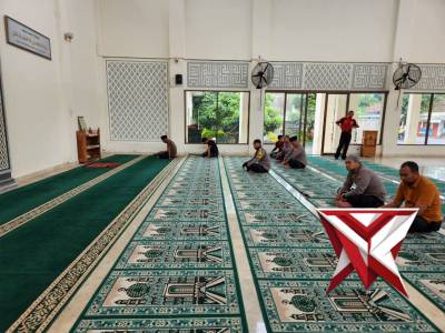SHOLAT DZUHUR KELILING FORKOPIMCAM