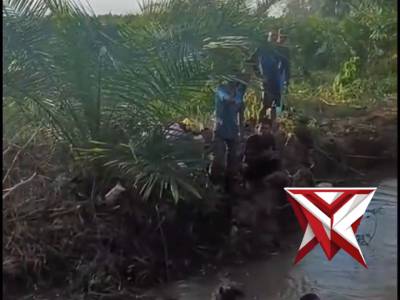 Warga bersama Personel Polsek BTS Ulu Cecar berhasil evakuasi 4 Warga Korban Kecelakaan Lalu Lintas