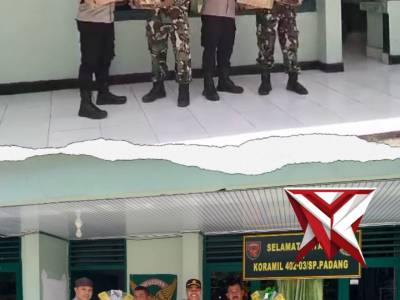 Sinergitas TNI - Polri 
Polsek Jejawi memberikan bingkisan kepada Koramil  SP.Padang Kab.OKI