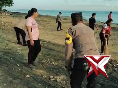 Sinergi Polri, TNI, dan Masyarakat Bersihkan Pantai Karang Desa Patas, Wujud Kepedulian Lingkungan