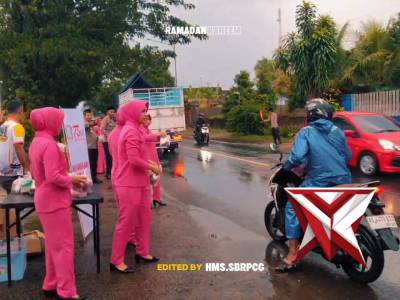 bagi - bagi takjil yang dipimpin langsung oleh kapolsek sumberpucung